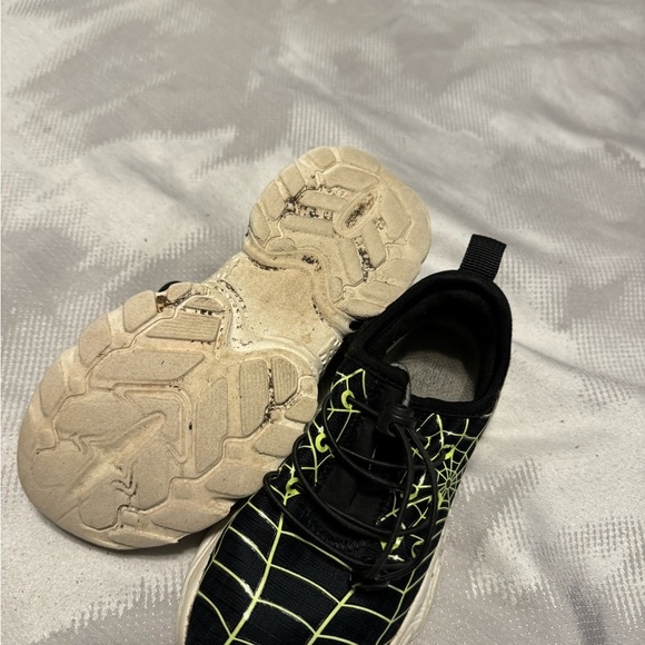 Boys 12.5 Spider sneaker’s. Stylish comfy durable. Great for every active kid! - Picture 10 of 13